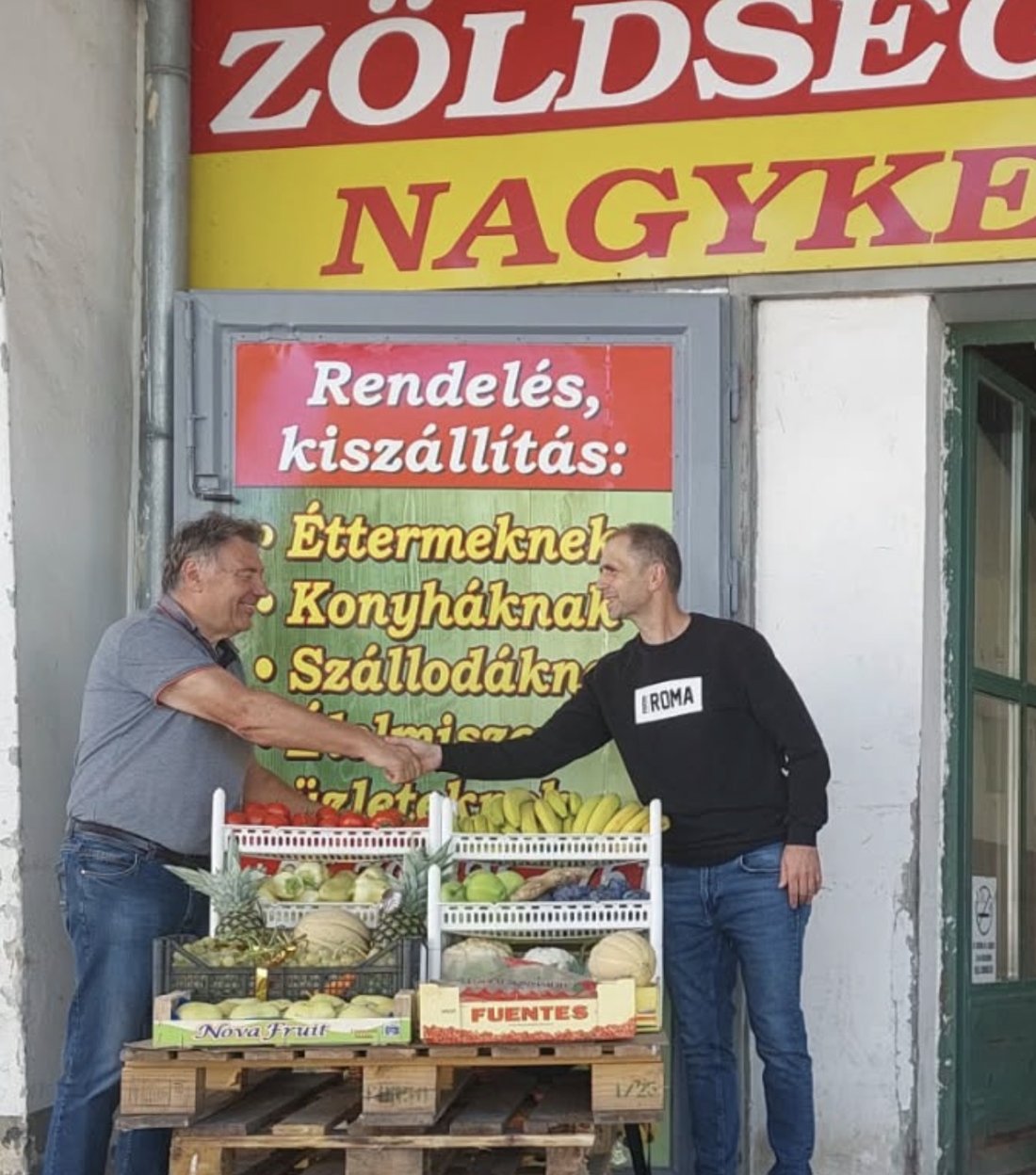 Kézfogás a nagykereskedés bejáratánál